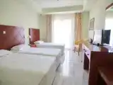 Трёхместный номер with side sea view
