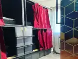 Кровать в общем номере с видом на город