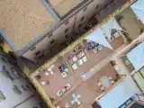 Кровать в общем номере с видом на город