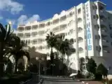 Кровать в общем номере с видом на море