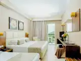 Трёхместный номер Deluxe с балконом