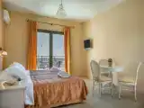 Двухместный номер Стандарт с частичным видом на море