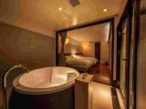 Четырёхместный люкс Luxury с балконом и с видом на город