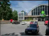 Кровать в общем номере с видом на город