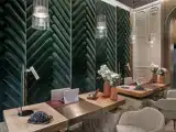 Кровать в общем номере с видом на город