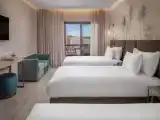 Трёхместный номер Station View Deluxe