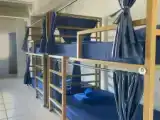 Кровать в общем номере с 4 комнатами