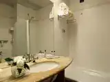 Четырёхместный полулюкс с балконом и с видом на озеро