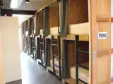 Кровать в общем номере с балконом