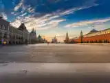 Кровать в общем номере с красивым видом из окна