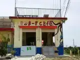 Кровать в общем номере (женский номер) с видом на закат