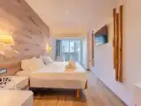 Двухместный номер Interior Balcony и с видом на бассейн