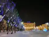 Кровать в общем номере (мужской номер) с балконом и с красивым видом из окна