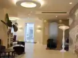 Кровать в общем номере с видом на озеро