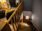 Кровать в общем номере с красивым видом из окна