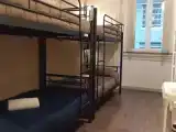 Кровать в общем номере (женский номер) с видом на сад