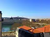 Кровать в общем номере с балконом