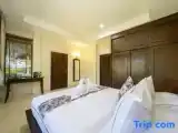 Двухместные апартаменты Deluxe с балконом и с видом на бассейн
