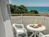 Двухместный номер Classic с балконом и с частичным видом на море