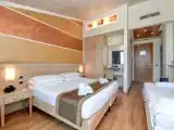 Трёхместный номер Classic с балконом