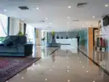 Кровать в общем номере с видом на бассейн