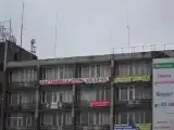 Кровать в общем номере с балконом и с красивым видом из окна