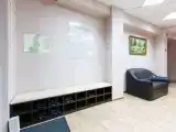 Кровать в общем номере (мужской номер) с красивым видом из окна