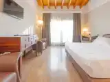 Двухместный номер Superior с балконом и с видом на озеро