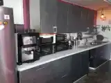 Кровать в общем номере с видом на канал