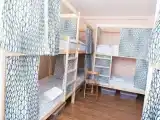 Кровать в общем номере с красивым видом из окна