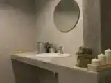 Кровать в общем номере с балконом