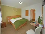 Трёхместный семейный номер Стандарт с балконом и с видом на горы