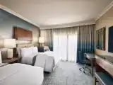 Четырёхместный номер Deluxe с балконом и с видом на поле для гольфа