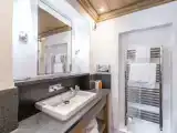Номер Privilege с балконом и с видом на озеро