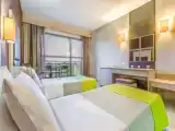 Двухместный номер Стандарт с балконом и с частичным видом на море