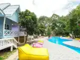 Кровать в общем номере с балконом