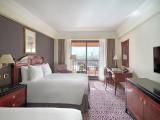 Четырёхместный номер Club Lounge Access Classic с видом на город