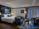 Люкс с балконом и с видом на бассейн