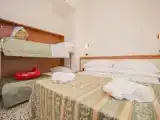 Трёхместный номер Стандарт с балконом