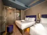 Трёхместный номер с балконом и с красивым видом из окна