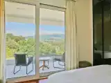 Студия с балконом и с видом на сад