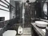 Трёхместный номер Superior с балконом и с частичным видом на море