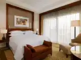 Двухместный люкс Угловой Club Lounge Access с балконом и с видом на бассейн