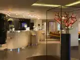 Кровать в общем номере с балконом и с видом на гавань