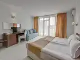 Трёхместный номер Стандарт с красивым видом из окна