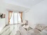 Студия с видом на бассейн