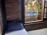 Кровать в общем номере с балконом