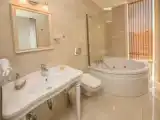 Трёхместный люкс Deluxe с балконом и с видом на море