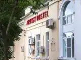 Кровать в общем номере с видом на город