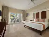 Двухместный полулюкс Sun Club с видом на бассейн